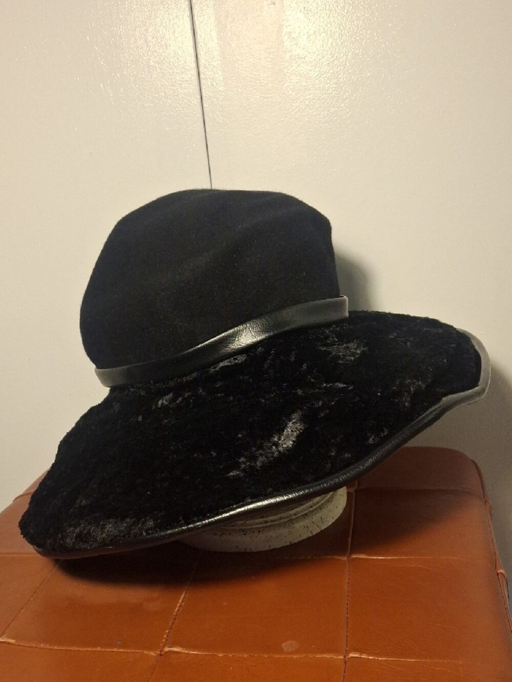 Oscar de la Renta Black Wide-Brim Felt Hat with Leather Trim - Picture 6 of 6